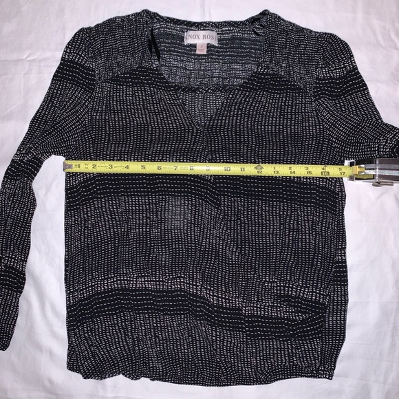 Knox Rose Black and White V-Neck Long Sleeve Lightweight Blouse - Picture 6 of 7